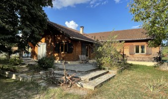 Périgord Noir, 5 minutes from the centre of MONTIGNAC-LASCAUX, wooden house built in 2004 with guest house, garage and land of about 2000 m².