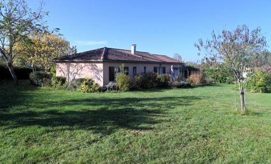 For sale in the LOT contemporary house in quiet area between FIGEAC and GRAMAT