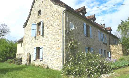 Character stone property comprising a house and barn set in 894 m² of grounds with swimming pool.