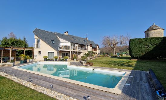 Renovated character house with gîte and swimming pool