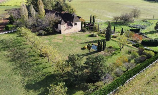 Ideally situated on the heights of Montignac-Lascaux, stone and slate property of character with over 250m2 living space on over 8000 m2 of land. Workshop, lean-to, garage, covered terrace, pond, swimming pool... and views over the surrounding countr