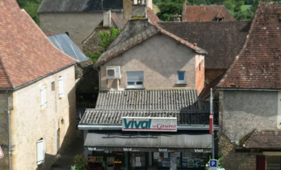 En Périgord Noir, dans le bourg d’un village de la très belle et si prisée Vallée de la Vézère, commerce (épicerie / tabac) et confortable appartement avec extérieur. Murs et fonds avec ch