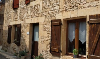 A 5 minutes de Montignac-Lascaux, dans un village typique du Périgord Noir, maison en pierre offrant 110 m² habitables avec cour.
