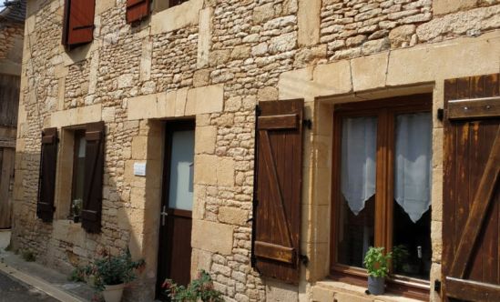 5 minutes from Montignac-Lascaux, in a typical Périgord Noir village, stone house offering 110 m² of living space with courtyard.