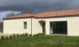 Between Sarlat and Montignac-Lascaux, a large, very comfortable (energy A-rated), bright contemporary 4-bedroom  house with a superb 180m² of living space,  plus attached double garage. Enclosed garden of 2157 m².