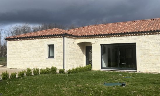 En Périgord Noir, entre Sarlat et Montignac-Lascaux, vaste maison contemporaine, très confortable ( classée A ) et lumineuse, avec une superbe pièce de vie, développant 188 m² habitables plus un double garage a