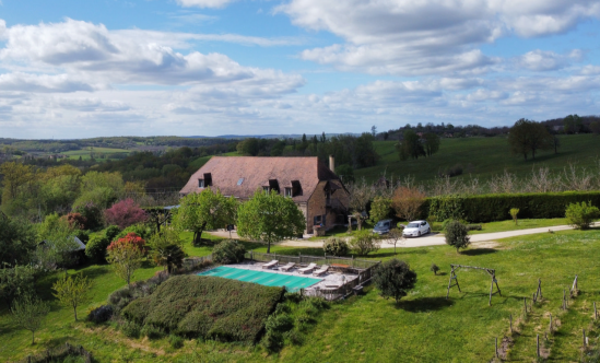 Close to the Château d'Hautefort, beautiful, fully renovated character house with grounds and swimming pool. Breathtaking views of the surrounding area.