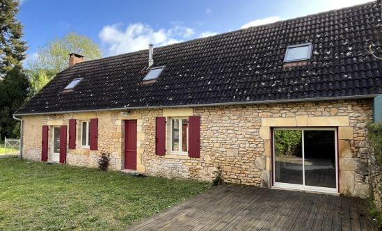 In the Périgord Noir, two minutes from Montignac town centre, immaculate stone house with courtyard and garden.